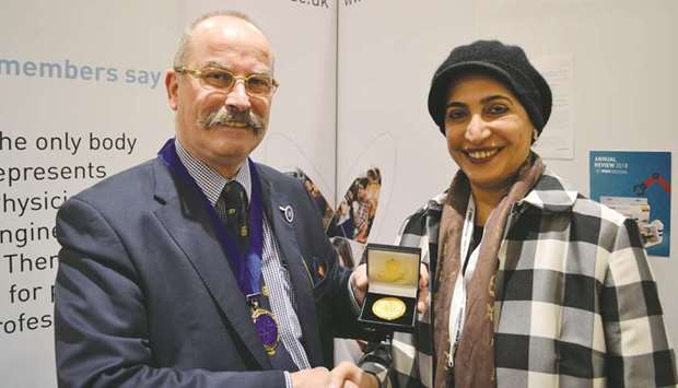 Prof Stephen Ou2019Connor presents the gold medal to Dr Huda al-Naemi