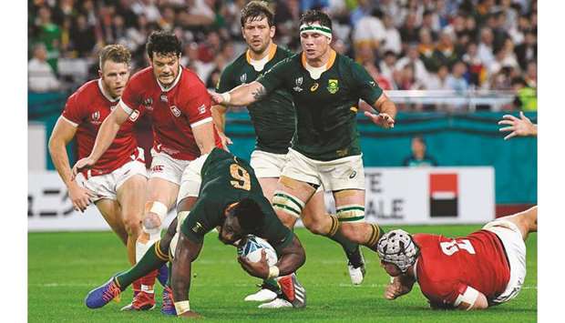 South Africau2019s flanker Siya Kolisi (centre) runs with the ball during their Pool B match against Canada at the Kobe Misaki Stadium in Kobe, Japan, yesterday. (AFP)