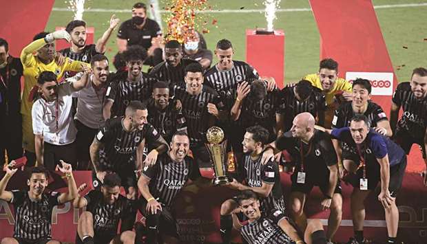 Al Sadd players and team officials celebrate with the Ooredoo Cup trophy after beating Al Arabi in the final at Al Duhail Stadium yesterday. (Twitter/AlsaddSC)