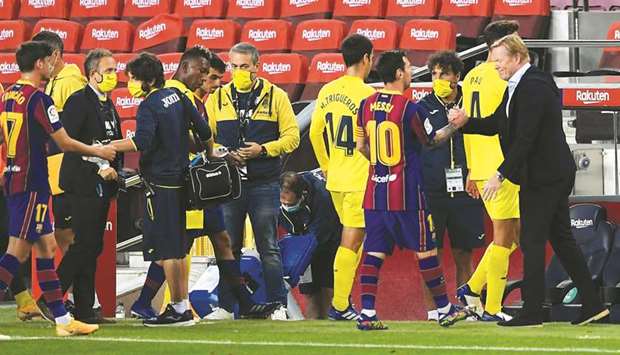Barcelonau2019s Dutch coach Ronald Koeman (right) greets Barcelonau2019s Argentinian forward Lionel Messi (second from right) at the end of the their La Liga match against Villarreal CF at the Camp Nou Stadium in Barcelona. (AFP)