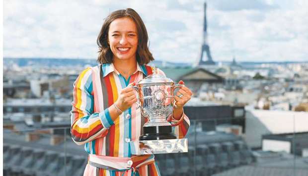 Polandu2019s Iga Swiatek poses with the French Open trophy near the Eiffel Tower in Paris on Sunday. (AFP)