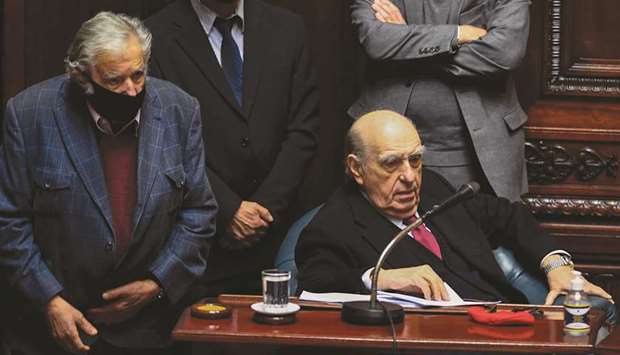Former presidents Sanguinetti (right) and Mujica attend their last session as senators yesterday at the Congress in Montevideo.