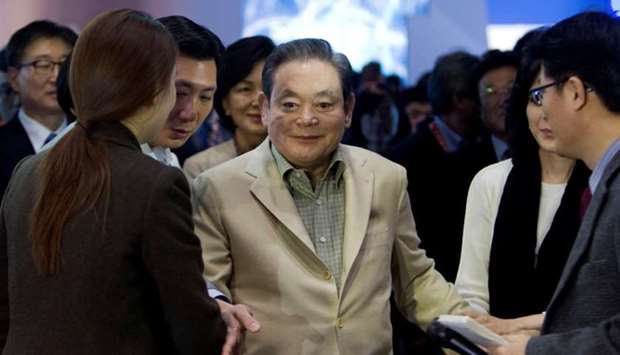 Samsung Electronics Chairman Lee Kun-hee meets with reporters after touring the Samsung booth at the 2012 International Consumer Electronics Show (CES) in Las Vegas, Nevada January 12, 2012. Reuters