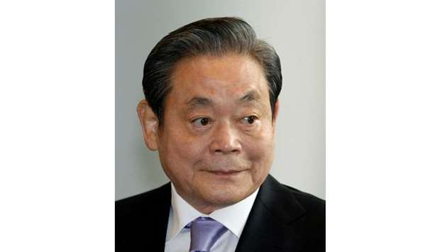 Samsung Electronics chairman Lee Kun-hee. arrives at the company's headquarters in Seoul December 1, 2010.