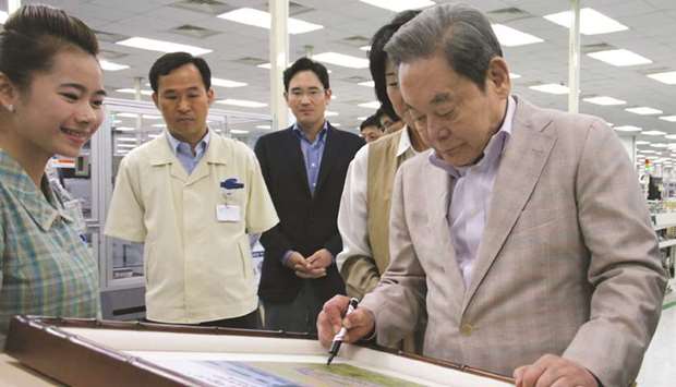 Samsung group chairman Lee Kun-hee visits a business site in Vietnam on October 14, 2012. Lee, who was 78, grew the Samsung Group into South Koreau2019s biggest conglomerate and became the countryu2019s richest person.