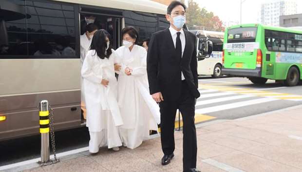 Samsung Group heir Jay Y. Lee (R) arrives for the funeral send-off held for late Samsung chairman Lee Kun-hee, at a hospital in Seoul, South Korea