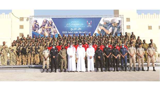 HE the Prime Minister and Interior Minister Sheikh Khalid bin Khalifa bin Abdulaziz al-Thani, HE the Deputy Prime Minister and Minister of State for Defence Affairs Dr Khalid bin Mohamed al-Attiyah and senior officials with graduates of the third batch of the Thunderbolt Commandos training course of the Police College yesterday.