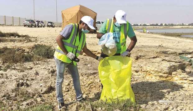 A group of 40 employees from Doha Bank took part in the campaign, as part of enhancing corporate social responsibility of the private sector to maintain the cleanliness of the local environment.