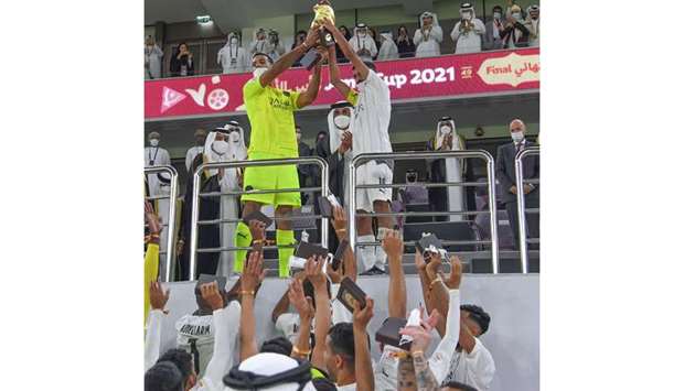 His Highness the Amir Sheikh Tamim bin Hamad al-Thani handed the tropy and gold medals to Al Sadd team