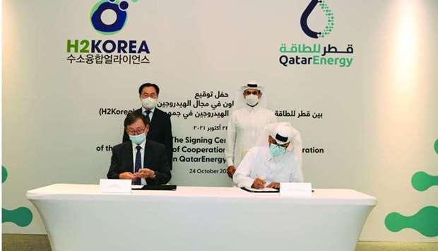 HE the Minister of State for Energy Affairs Saad Sherida al-Kaabi, also the president and CEO of QatarEnergy, and Sung-Wook Moon, Minister for Trade, Industry and Energy in the Republic of Korea witness the signing of the agreement