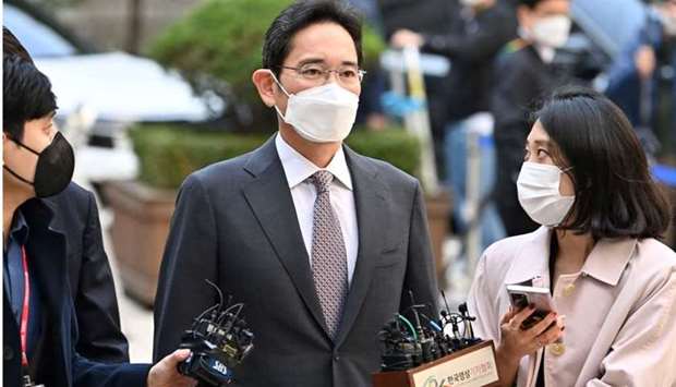 Lee Jae-yong (C), Samsung Electronics vice chairman and de facto leader of Samsung Group, arrives for his verdict on charges of illegally using the anaesthetic propofol, at the Seoul Central District Court in Seoul