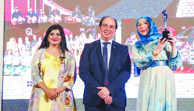 On its closing day, the international artistic event hosted a ceremony for distributing awards and shields to honour the artists.