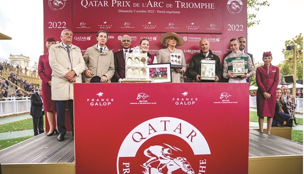 His Highness Sheikh Abdullah bin Khalifa al-Thani presented the trophy to Kirsten Rausing, owner of Alpinista, which won the Group 1 Qatar Prix de lu2019Arc de Triomphe Cup at ParisLongchamp racecourse yesterday. QREC Chairman HE Issa bin Mohamed al-Mohannadi was also present during the podium ceremony. PICTURES: Scoopdyga