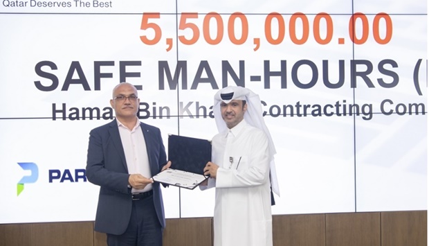 Engineer Khalid Saif al-Khayareen honouring a contracting company.