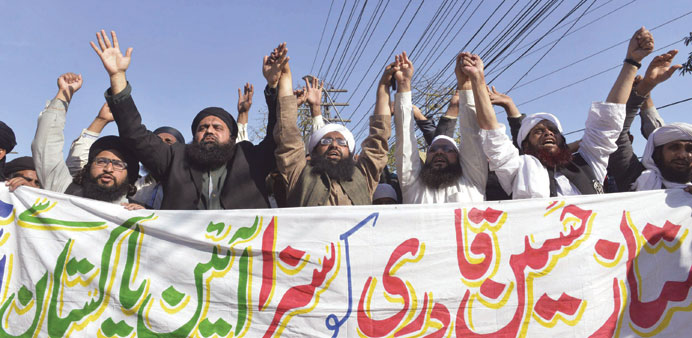 Pakistani Islamists and supporters of Mumtaz Qadri call for his release in Lahore