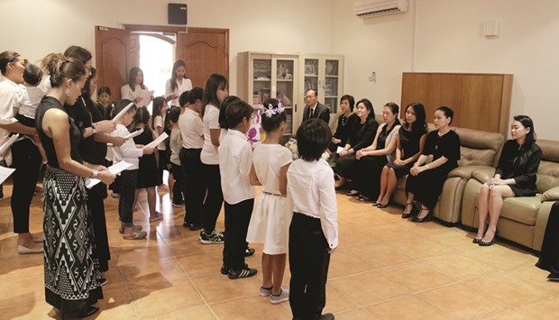 Students showed their gratitude for the teachersu2019 sacrifice in teaching them the Thai language and culture every Friday.