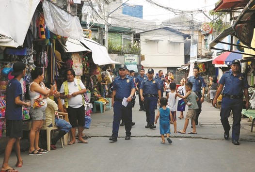 Police from the SWAT team conduct an anti-drugs operation in Addition Hills residential district in Mandaluyong, Metro Manila, yesterday.