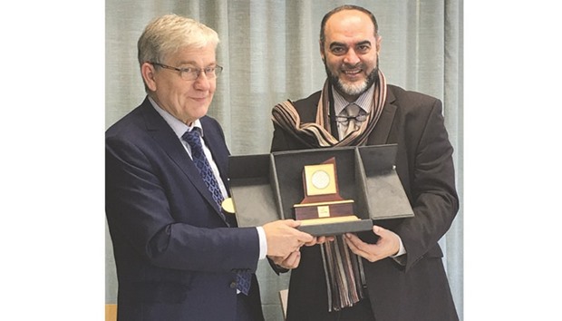Prof Manninen receives a memento from Dr al-Emadi.