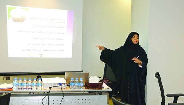A trainer speaks at the workshop for employees of the Ministry of Economy and Commerce (MEC)