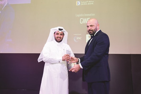 Al-Sahlawi receiving the award.