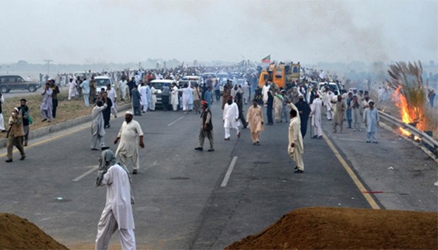 Supporters of the opposition party PTI clash with police