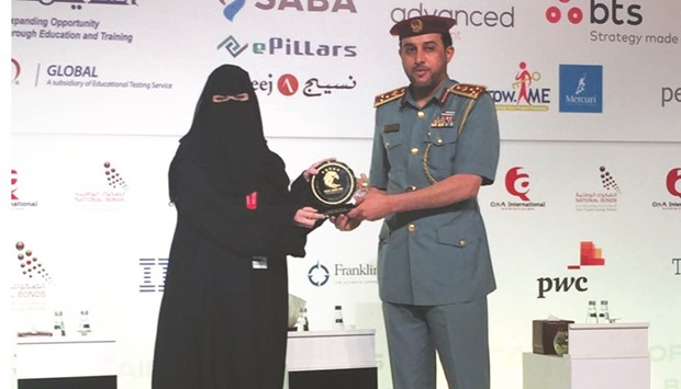 Najlaa al-Buanain receiving the award at the GCC Government HR Summit in Abu Dhabi.