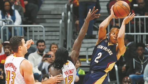 Tim Frazier of the New Orleans Pelicans looks to pass against Kris Humphries and Taurean Prince of the Atlanta Hawks at Philips Arena on Tuesday in Atlanta, Georgia. (AFP)