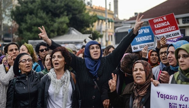 Women shout slogans in support to Peoples' Democracy Party (HDP)