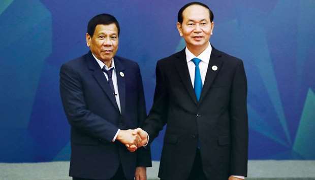 Vietnamu2019s President Tran Dai Quang (right) welcomes Philippinesu2019 President Rodrigo Duterte at the APEC Business Advisory Council dialogue during the Asia-Pacific Economic Co-operation (APEC) leadersu2019 summit in the central Vietnamese city of Danang yesterday.
