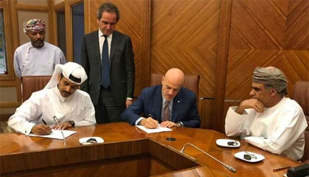 Al-Kaabi signs the deal for Block 52 in offshore Oman at a ceremony in Muscat in the presence of Dr al-Rumhi, Zadjali, and Descalzi.