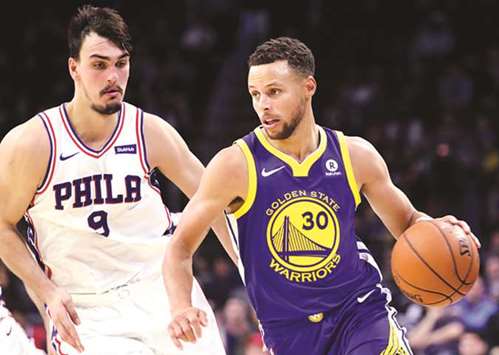 Stephen Curry (right) of the Golden State Warriors drives against Dario Saric of the Philadelphia 76ers in the second half of their NBA game at Wells Fargo Centre in Philadelphia, Pennsylvania. (Getty Images/AFP)