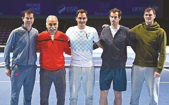 Britainu2019s Tim Henman (L), Iranu2019s Mansour Bahrami (2nd L), Switzerlandu2019s Roger Federer (C), Britainu2019s Andy Murray (2nd R) and Britainu2019s Jamie Murray (R) pose on court ahead of their exhibition tennis event, u201cAndy Murray Liveu201d at the SSE Hydro in Glasgow, Scotland. (AFP)
