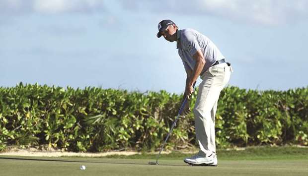 Matt Kuchar of the United States putts on the 15th green during the second round of the Mayakoba Golf Classic at El Camaleon Mayakoba Golf Course in Playa del Carmen, Mexico, on Friday. (AFP)