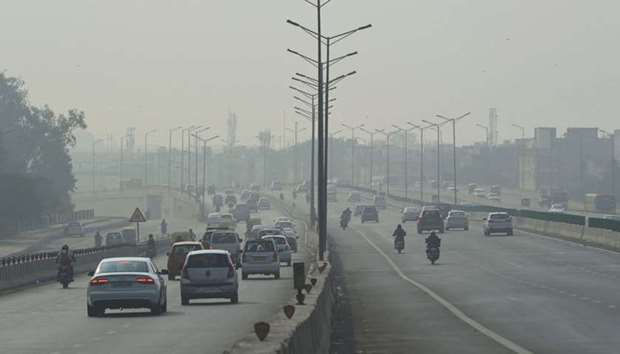 Commuters travel along a highway amidst heavy smog in New Delhi yestereday. Air pollution in New Delhi hit hazardous levels on November 8 after a night of free-for-all Diwali fireworks, despite Supreme Court efforts to curb partying that fuels the capitalu2019s toxic smog problem.