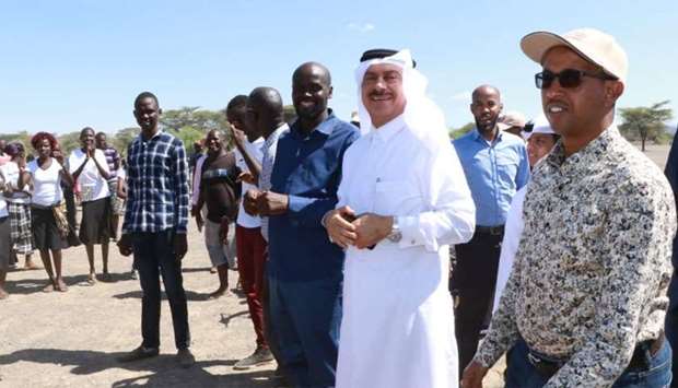 Qatar's ambassador to Kenya, Jabor bin Ali al-Dosari, participated in the distribution of food to the drought-affected people.