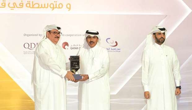HE Sheikh Abdullah (centre) hands over the u2018SME Excellence Awardu2019 to al-Haider at a function organised by QDB in Doha recently.