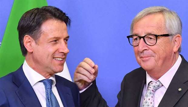EU Commission President Jean-Claude Juncker (R) with Italy's Prime Minister Giuseppe Conte 