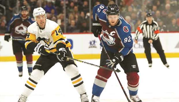 Colorado Avalancheu2019s Gabriel Landeskog (right) fights for control of the puck against Tanner Pearson of the Pittsburgh Penguins in the second period in Denver. (Getty Images/AFP)