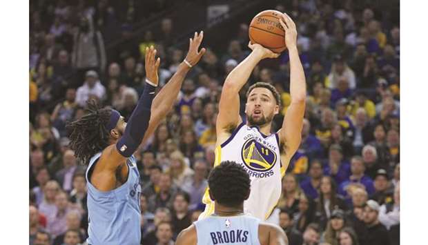 Golden State Warriorsu2019 Klay Thompson (right) shoots the basketball against Memphis Grizzliesu2019 Mike Conley during the game in Oakland on Monday. (USA TODAY Sports)
