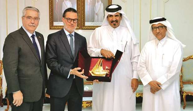 Qatar Chamber first vice chairman Mohamed bin Towar al-Kuwari handing over a token of recognition to Venezuelau2019s Minister for Tourism & Foreign Trade, Felix Ramon Gonzalez.