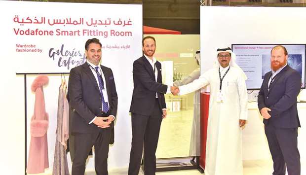 Mahday al-Hebabi and Gonzalo Mart?n shake hands in front of the digital fitting room.
