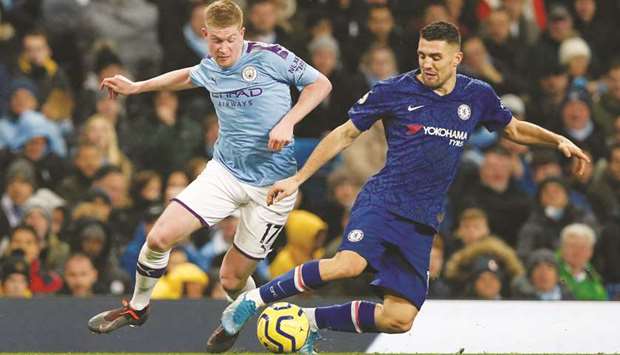 Manchester Cityu2019s Kevin De Bruyne (left) and Chelseau2019s Mateo Kovacic vie for the ball during the Premier League match at the Etihad Stadium in Manchester yesterday. (Reuters)