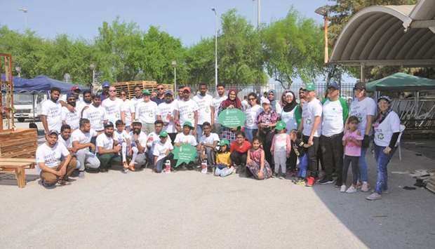 Participants of the u2018Upcycling with Palletsu2019 community activity.