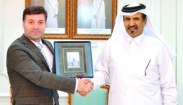 Al-Kuwari and Abubakarov shaking hands during a meeting at the Qatar Chamberu2019s Doha headquarters.