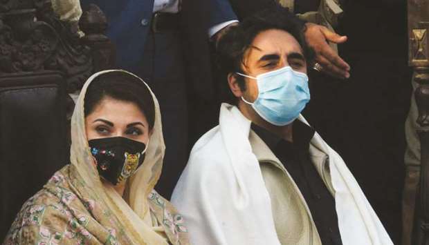 POWER SHOW: PML-N vice-president Maryam Nawaz (left), and PPP chairman Bilawal Bhutto-Zardari during a political rally in Peshawar yesterday. (AFP)