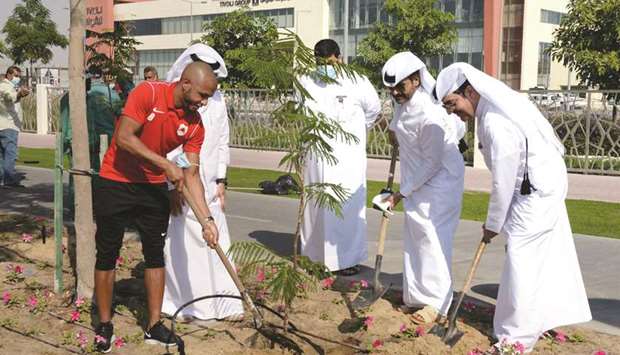he Public Parks Department director Muhammad Ali al-Khoury, senior officials from the Gardens Department, Nurseries Department, Al Rayyan Municipality's Services Affairs Department and a number of professional players from the club participated.