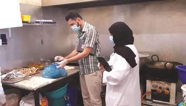 The campaign aimed at ensuring the commitment of these places to adhere strictly to the set food health and safety regulations. Accordingly, a number of related violations were issued.