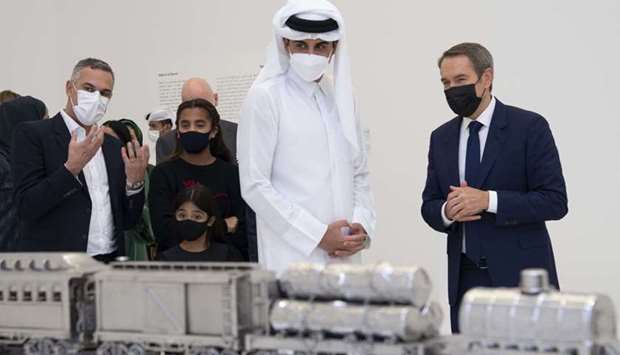 During the visit, the His Highness Amir was briefed on the various artworks and listened from artist Jeff Koons an explanation of the present paintings and sculptures related to American culture