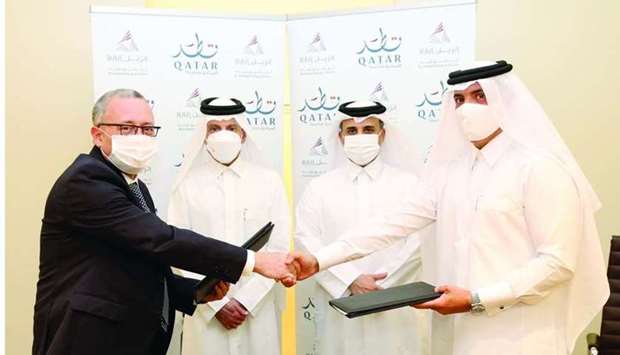 HE Akbar al-Baker and HE Abdulla Abdulaziz al-Subaie witness the MoU signing.