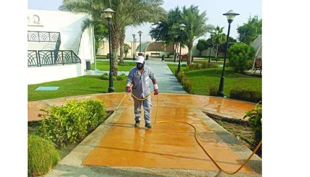 Umm Salal Municipality, represented by the public hygiene department (pest and rodent control unit), has carried out a sanitisation campaign at the municipality's public parks.